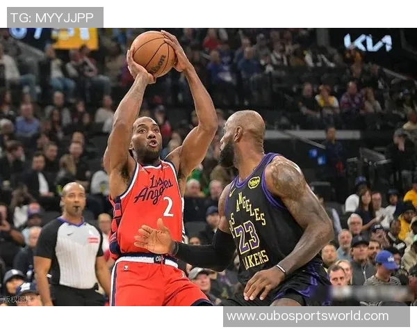 小卡与老詹的快船湖人一年前的荣耀与如今的困境形成鲜明对比